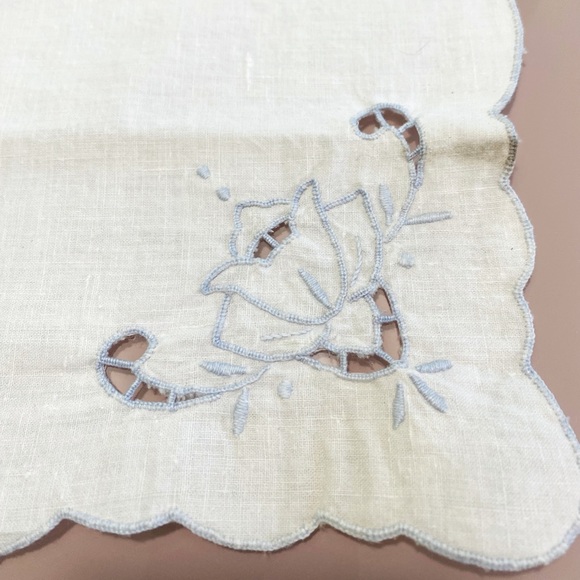 8 Vintage Linen White Napkins w/ Floral Cutouts - Picture 8 of 16